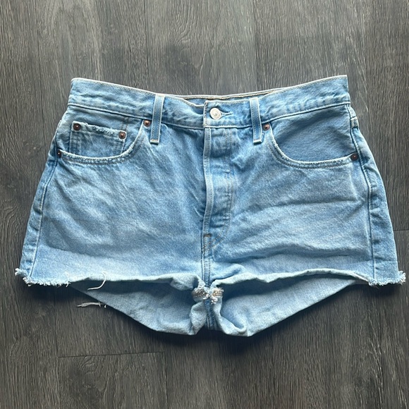 Levi 501Denim Shorts | Light Wash | Size 29 - Picture 2 of 4